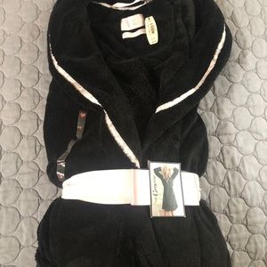 Victoria’s Secret Black Cozy Short Robe -Size S
